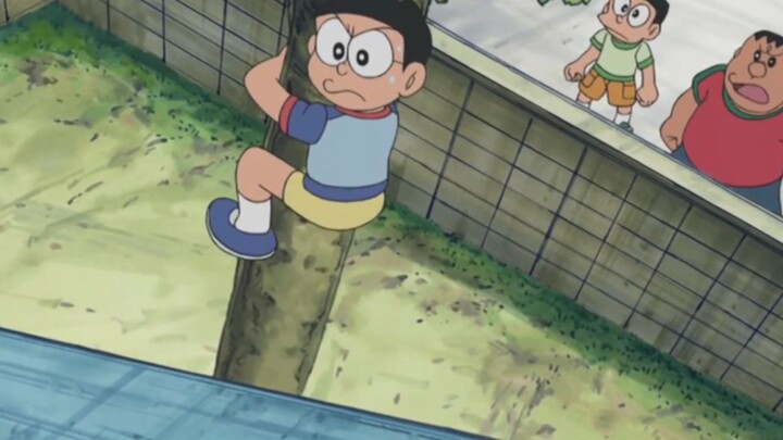 Nobita leo cây xanh