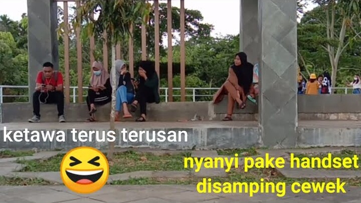 NYANYI SUARA HANCUR PAKE HANDSET DISAMPING CEWEK WKWK