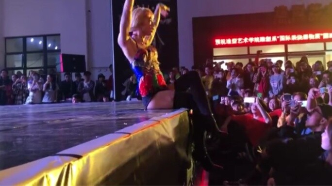 Guangxi [Art Dance] กรรมการตัดสินการแสดง AC ท่าทางของคุณบนเวทีเย้ายวนเกินไป