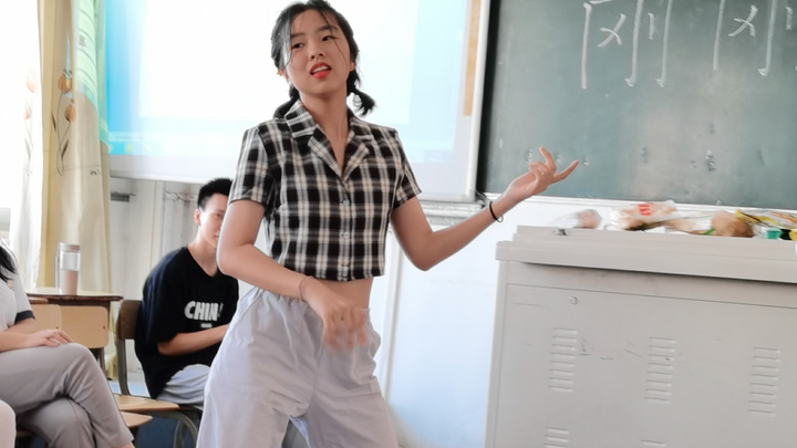 Shock! A certain female senior high school student actually danced to MAMAMOO’s HIP at the graduatio