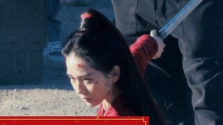 She rides a real horse! Dancing in red, dancing with swords and riding horses, Liu Shishi's fighting