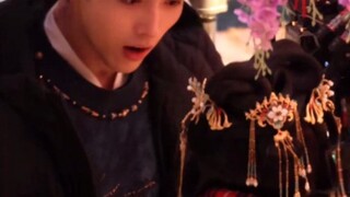 Oh my, Duan Xu is tying the belt for He Simu's clothes~ and he puts his hands in He Simu's pockets t