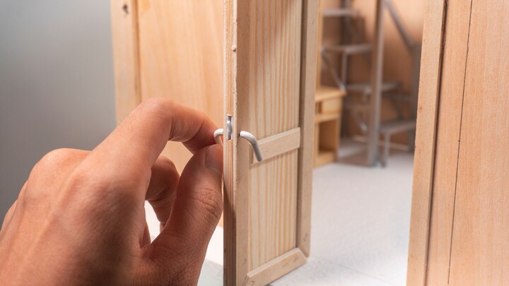[DIY Mini] Làm cánh cửa gỗ khóa được, căn nhà nhỏ dỡ tường được