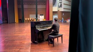 Siapa yang memainkan benda ini di upacara wisuda? Unravel versi piano (live) Versi Paman A