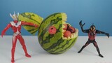 Ozawa, Taylor dan Beria berbagi makan semangka berbentuk hiu. Ada berbagai buah di mulut hiu yang en