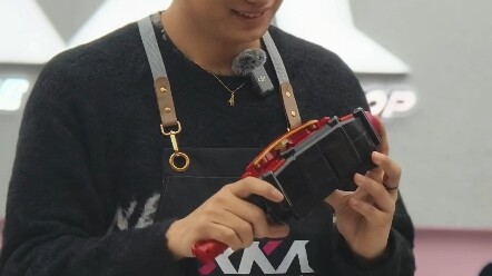 井上正大把玩加布腰带和瓦伦枪