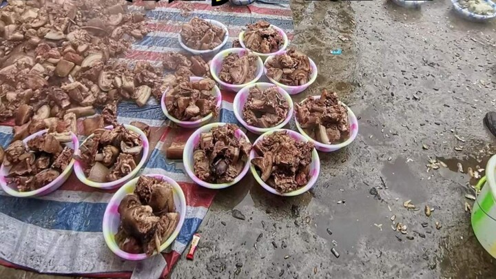 Daging suku Yi: Babi kecil ini sepertinya terkena sengatan panas, jadi tidak sebaik kita...|Membantu