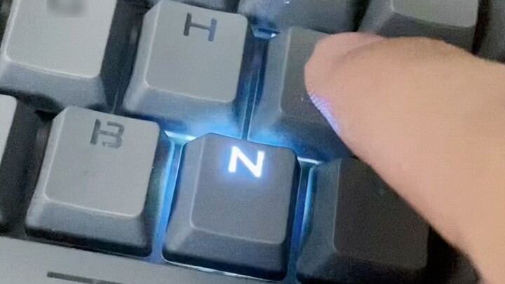 Setelah menggunakannya selama dua setengah tahun, saya menemukan bahwa keyboard ini kotor.