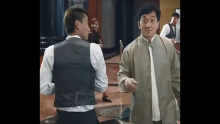 Jackie Chan stayed in a hotel and acted like a tiger