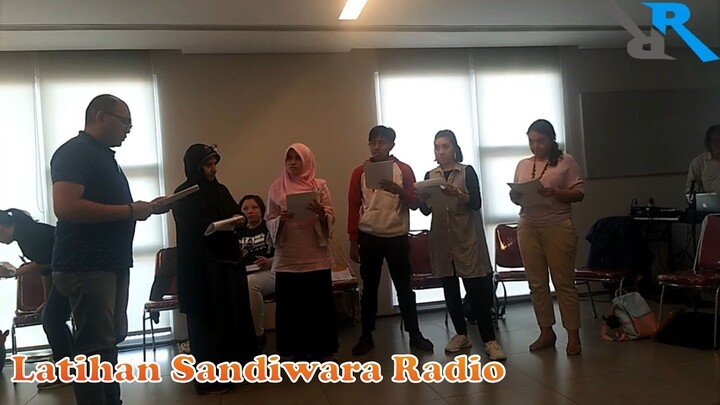 Latihan Sandiwara Radio di sanggar Prathivi