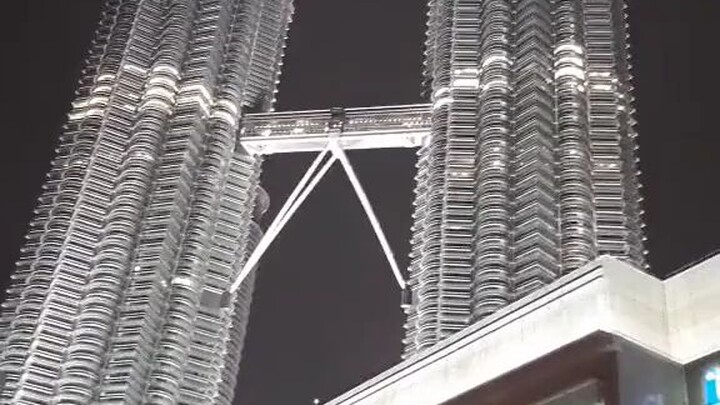 #imagesofmalaysia Menara Kembar Petronas danJembatan Saloma:)✨ 🇲🇾✨🙂