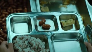 【吃饭合集】韩国士兵餐：正餐两根小火腿，外餐暗黑炸酱面，送死餐丰盛无比！