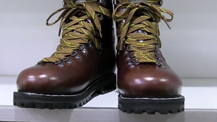 The old master has been making shoes for 30 years, and the customized hiking boots can be passed dow