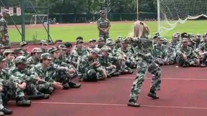 Military training/Trouble Maker era Fengjun choreography version male position (water paddling versi