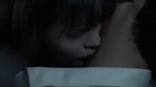 คู่รักหนุ่มสาวออกไปเที่ยวป่าและรู้สึกรื่นเริงแต่ก็ไม่คาดคิด