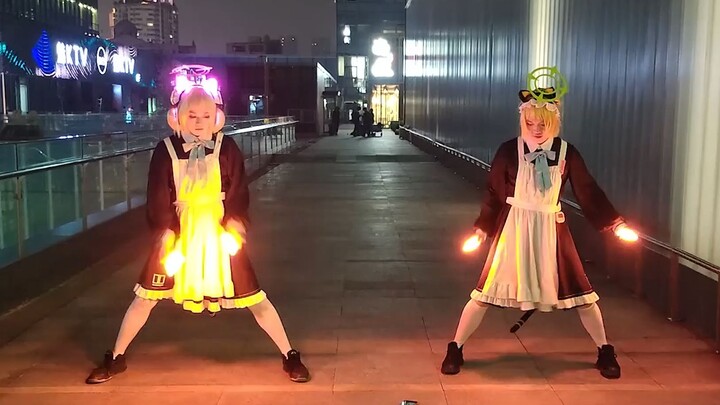 After the bao, the Caiyu sisters picked up the light sticks and started a life talk with the teacher