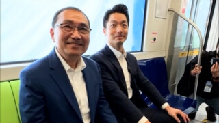 蒋市长和侯友宜体验新捷运万大线车箱