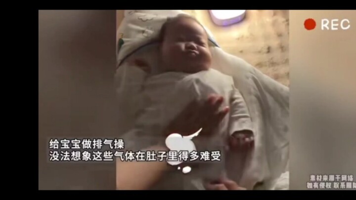 给宝宝做排气操，没法想象这些气体在肚子里得多难受