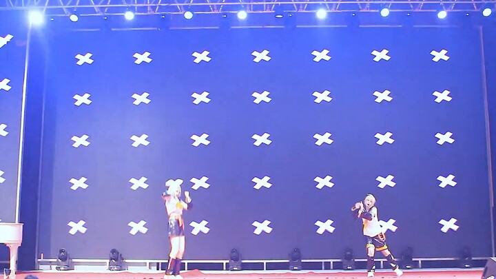 [Squirrel x Ashi] Cấp trên kém cỏi & ロ キ (ROKI) Nhảy đôi tại Super Burning Comic Con? ! (Concert.ver