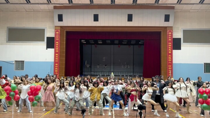 Hundreds of people danced together at the Drama Stadium! It’s so shocking! ! !