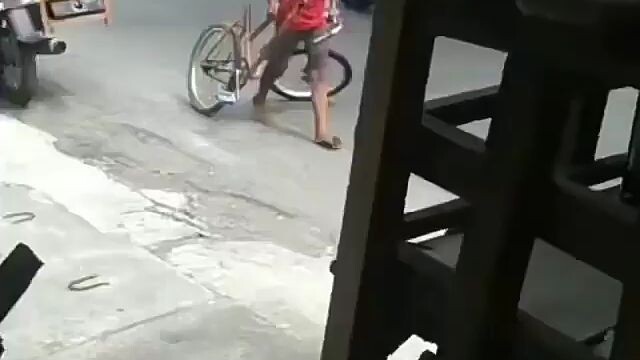 HAH.... KO BISA SAMPE PATAH GITU?? 😂 YG TAU PENYEBABNYA BISA TULIS DIKOMEN GUYS 😂