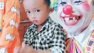 Badut dan anak kecil Lucu