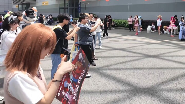 【Only My Railgun】นำกลุ่มคนมาเล่น BGM ให้กับคอสเพลย์เยอร์ในงานนิทรรศการการ์ตูน