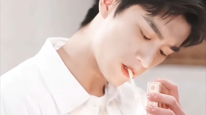 Finally saw the full footage of Jiashu smoking in the Reuters! He is really handsome. He stopped the
