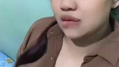 bibir becek kena lendir basah di cium cowok kali ya hehehe,,