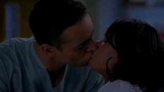 [Grey's Anatomy] พยาบาลชายและแพทย์หญิงแบ่งปันจูบที่แดงระเรื่อและหัวใจเต้นแรง