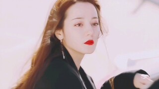 [Dilraba Dilmurat] Those moments favored by the wind. The wind lifts the skirt, the clouds make a ve