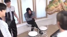 Reaksi Huang Xuanchen saat menemukan 🕷️ dan 🦖 palsu