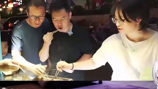 Gadis Jepang yang seksi itu menyaksikan Saudara Xiaowen makan "Pesta Seratus Serangga" dan berseru: 