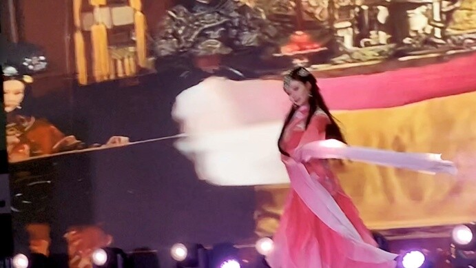What? I saw Zhen Huan performing the stunning dance at a comic convention?!