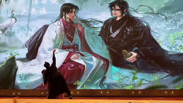 The original creators of the black flower in "Empty Stage Play" where she steps on the skirt with ev