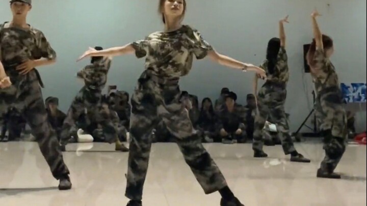 How can a military training party be without dancing? 🥳 Beautiful girl from Shanghai Academy of Visu