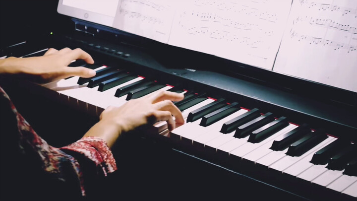 Seorang laki-laki meng-cover "Stay With Me" dengan piano listrik