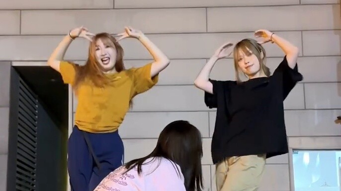 Our Bella is better raised than Xiao Dejun (in terms of height)