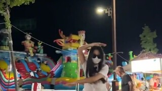 腼腆文静内向小女生