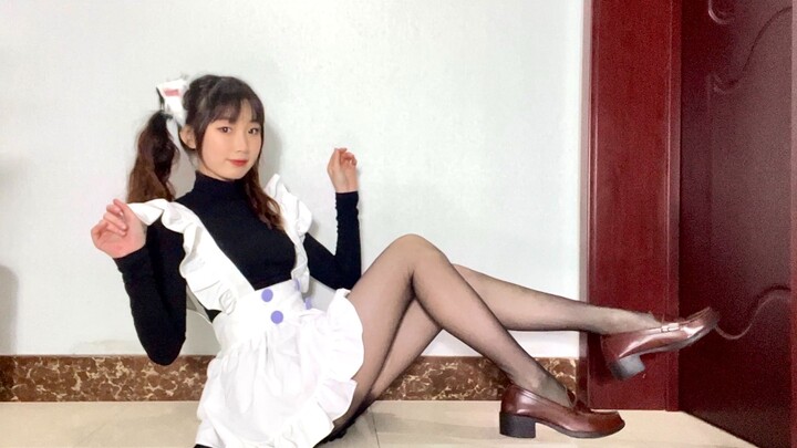 The maid secretly dances the JOJO gangster at home! Hi too!