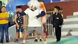 The kid COS Killua dancing, so hilarious!