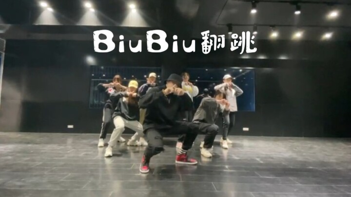 江苏卫视跨年 刘雨昕《BiuBiu》翻跳