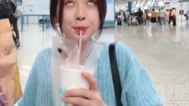 Sulit untuk tidak terpesona oleh kelucuan Yu Shuxin. Dia sangat imut.