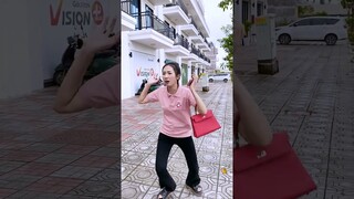 SHK - Mẹ mải dùng điện thoại để lạc mất con - Mom was busy using her phone to lose her baby #shorts