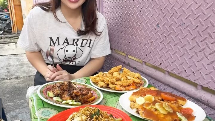 Makanan ala resto tp pinggir jalan.. enak enak