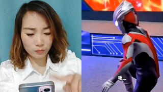 Ultraman dipukuli hingga jatuh ke tanah oleh monster!