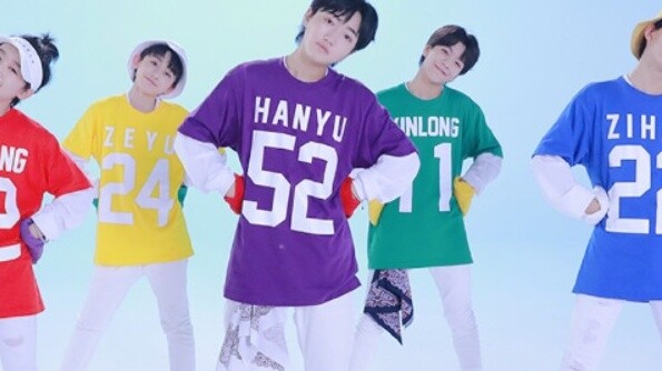 Cậu bé trông như viên kẹo nhảy điệu nhảy kẹo "CANDY" của BOYSTORY