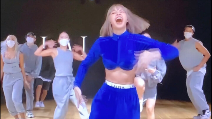 Anyone who hasn't seen Lalisa's cross-dressing will be sad, okay?