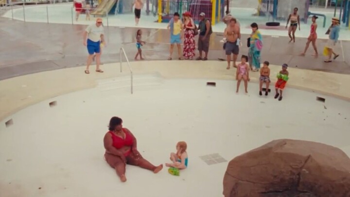 The 400-pound fat woman flew out directly on the slide, fell into the swimming pool, and squeezed a 