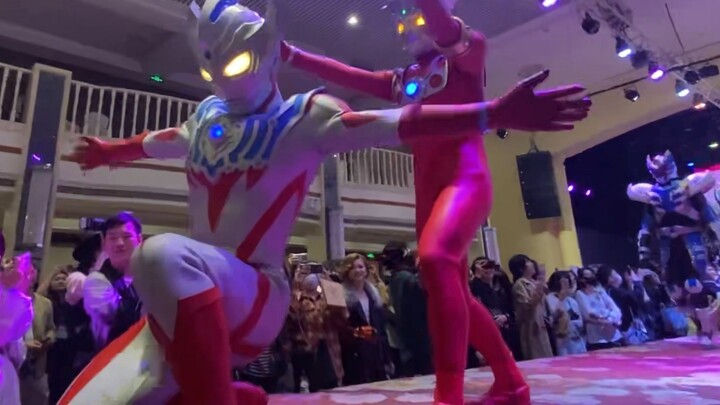 Chengdu Tokusatsu hanya pameran komik, sesi catwalk case kulit